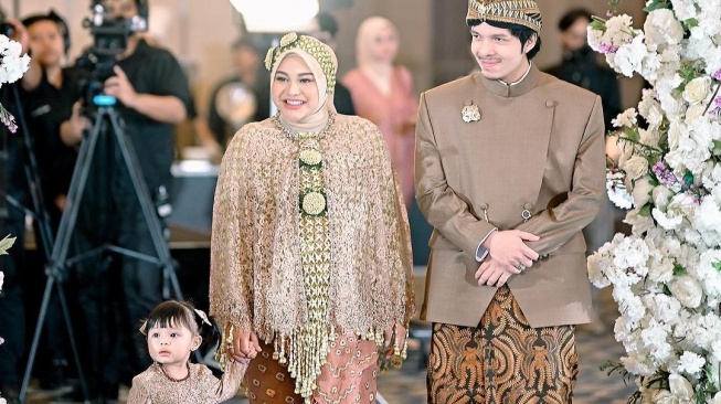 Atta Halilintar dan Aurel Hermansyah bersama Baby Ameena di acara tujuh bulanan. [Instagram]