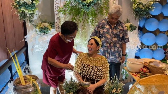 Denise Chariesta merayakan ulang tahun yang ke-32 sekaligus menggelar acara siraman tujuh bulanan di sebuah restoran cepat saji di kawasan Kebayoran Baru, Jakarta Selatan, Senin (11/9/2023). [Tiara Rosana/Suara.com]