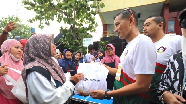 Sandiaga Uno Buka Bazar Sembako Murah di Padang, Ratusan Paket Langsung Ludes Terjual