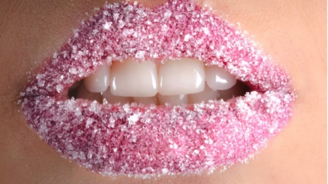 6 Cara Mudah dan Praktis Mengatasi Bibir Kering Secara Natural