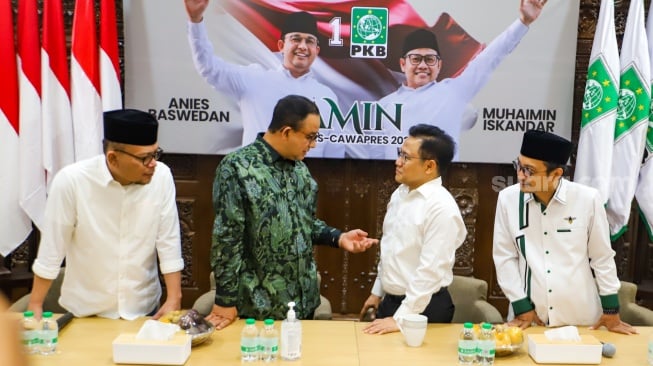 Ketua Umum Partai Kebangkitan Bangsa (PKB) Muhaimin Iskandar berbincang dengan bakal Calon Presiden dari koalisi Perubahan untuk Persatuan (KPP) Anies Baswedan saat berkunjung ke DPP PKB, Jakarta, Senin (11/9/2023). [Suara.com/Alfian Winanto]