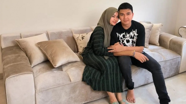 Aldi Taher bersama istrinya, Salsabilih di rumah barunya. [Instagram]