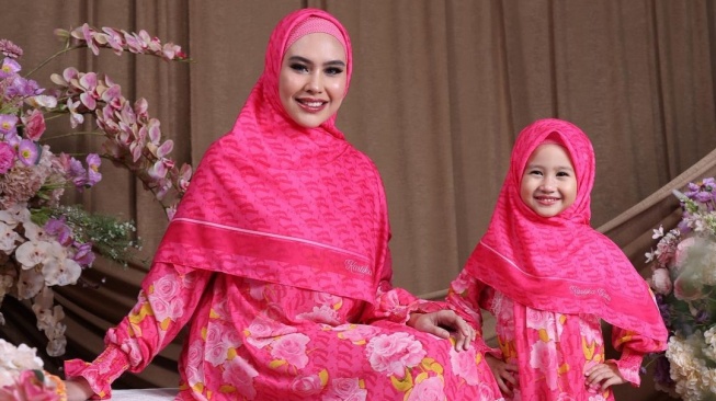 Kartika Putri bersama putrinya, Khalisa Aghnia Bahira. [Instagram]