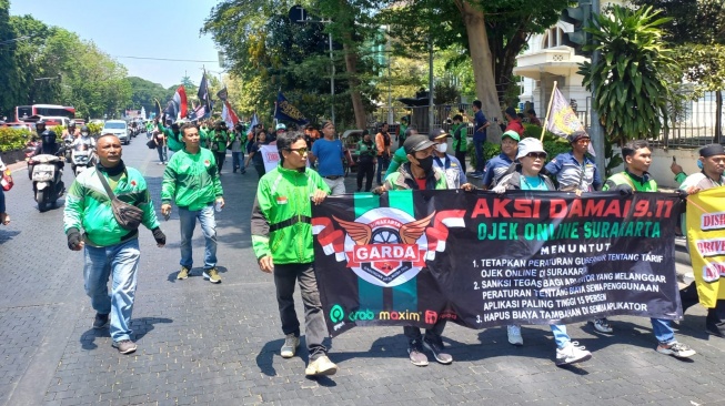 Ratusan Driver Ojol Geruduk Kantor Gibran, Buntut Tarif Tak Berpihak ke Mitra