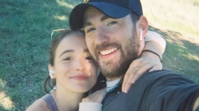 Chris Evans Menikah dengan Alba Baptista, Para Anggota Avengers Turut Hadir