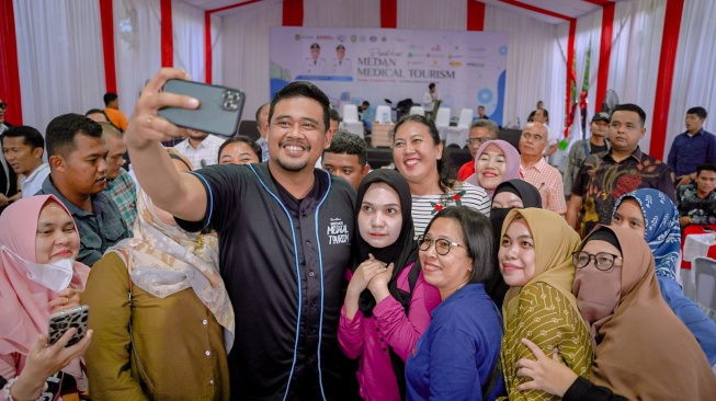 Wali Kota Medan, Bobby Afif Nasution bersama warga di Kota Kisaran Kabupaten Asahan. (Dok: Pemkot Medan)