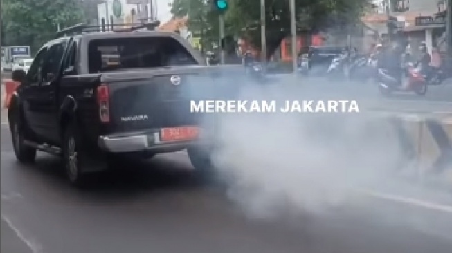 Mobil Pelat Merah Diteriaki Polusi Gegara Knalpol Ngebul: Beban Negara Sesungguhnya!