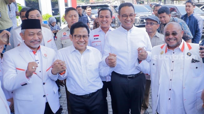 (dari kiri) Presiden Partai Keadilan Sejahtera (PKS) Ahmad Syaikhu, Bacawapres Muhaimin Iskandar, Bacapres Anies Baswedan dan Sekjen PKS Habib Aboe Bakar Alhabsyi foto bersama saat menyambut kedatangan pasangan Anies Baswedan dan Muhaimin Iskandar di DPP PKS, Jakarta, Selasa (12/9/2023). [Suara.com/Alfian Winanto]