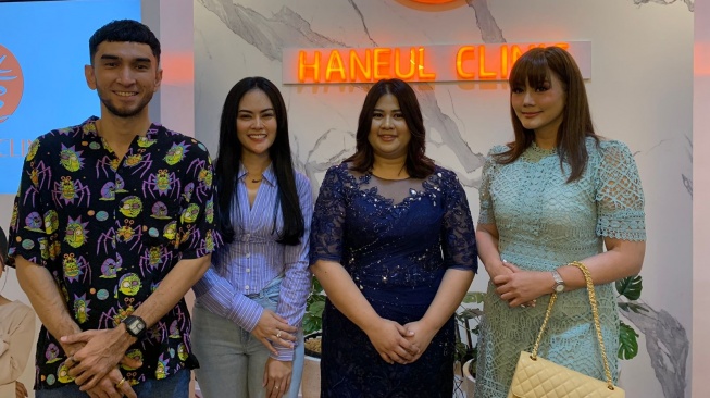 Anita Hara bersama Bunga Angraini selaku Konsultan Haenul Clinic (kedua dari kanan). [dokumentasi pribadi]