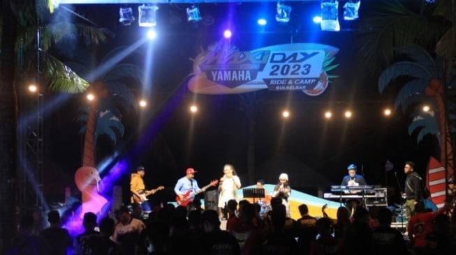 Event Maxi Yamaha Day 2023 yang digelar di Sulawesi Selatan bertemakan pantai dan gaya Hawaii, tersedia panggung musik, kontes modifikasi, campipng, dan masih banyak lagi [PT YIMM].