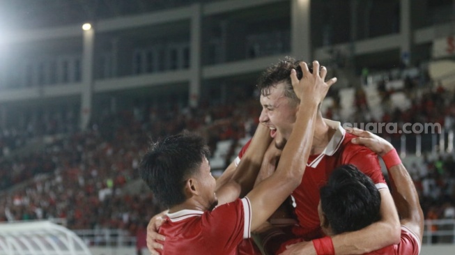 Para pemain Timnas Indonesia U-23 merayakan gol Ivar Jenner ke gawang Turkmenistan U-23 pada pertandingan Kualifikasi Piala Asia U-23 2024 di Stadion Manahan, Solo, Selasa (12/9/2023) malam WIB.  [Suara.com / Ronald S]  