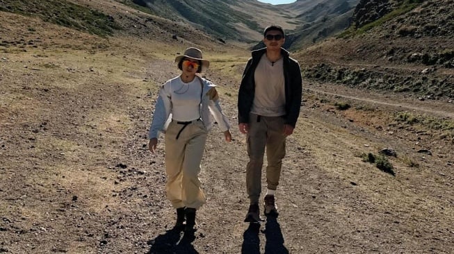 9 Momen Liburan Nikita Willy di Gobi Desert Berdua Bareng Suami Tanpa Baby Izz