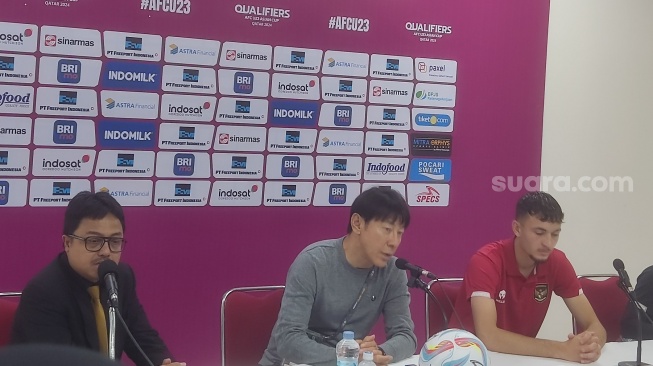 Pelatih Timnas Indonesia Shin Tae-yong (tengah) bersama Rafael Struick hadiri jumpa pers usai pertandingan Grup K Kualifikasi Piala Asia U-23 2024 kontra Turkmenistan di Stadion Manahan Solo, Selasa (12/9/2023). [Suara.com/Gagah Seno]