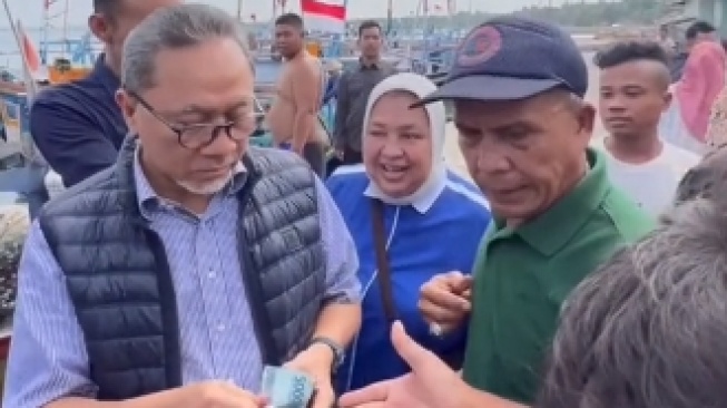 Ketum PAN Zulkifli Hasan bagi-bagi uang gocapan ke warga. (tangkapan layar/ist)