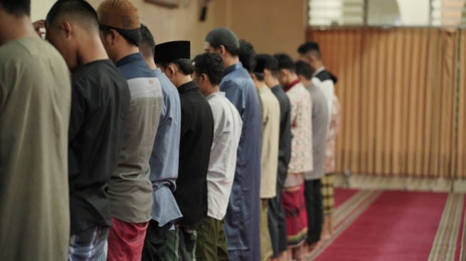 Bacaan Sholat Maghrib Lengkap dengan Tulisan Arab dan Terjemahan