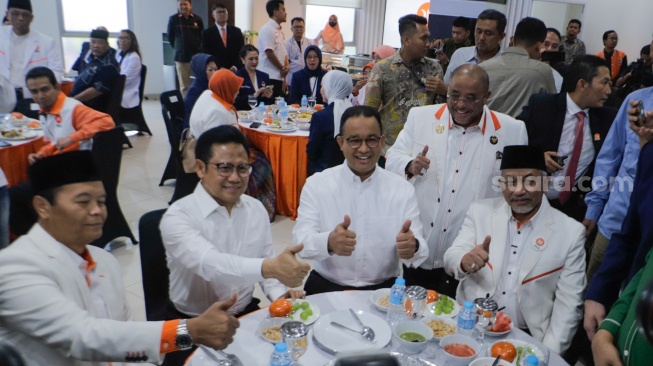 (dari kiri) Wakil Ketua Majelis Syuro PKS HidayatbNur Wahid, Bacawapres Muhaimin Iskandar, Bacapres Anies Baswedan, Sekjen PKS Habib Aboe Bakar Alhabsyi serta Presiden PKS Ahmad Syaikhu duduk bersama saat menggelar pertemuan Partai Koalisi Perubahan di DPP PKS, Jakarta, Selasa (12/9/2023). [Suara.com/Alfian Winanto]