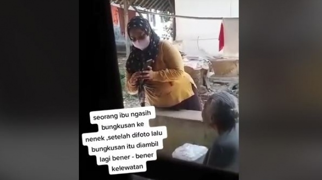 Viral Emak-emak Diduga Tipu Nenek-nenek, Beri Bungkusan Setelah Difoto Diambil Lagi