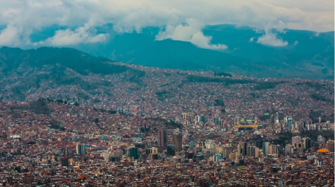 Timnas Argentina akan melakoni laga di ketinggian setara gunung Semeru saat bertamu ke markas Bolivia pada lanjutan babak Kualifikasi Piala Dunia 2026 Zona Amerika Selatan. (Unsplash/Tobias Jelskov)