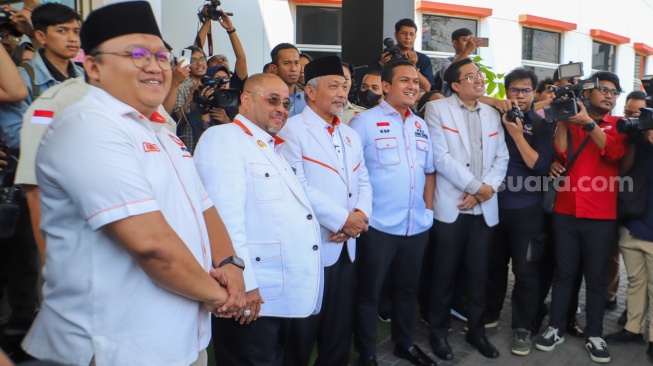 Presiden Partai Keadilan Sejahtera (PKS), Ahmad Syaikhu (tenga) serta Sekjen Habib Aboe Bakar Alhabsyi (kedua kiri) dan jajaran PKS saat menyambut kedatangan pasangan Anies Baswedan dan Muhaimin Iskandar di DPP PKS, Jakarta, Selasa (12/9/2023). [Suara.com/Alfian Winanto]