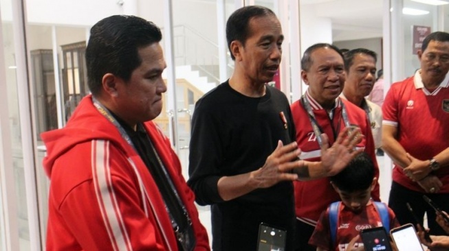 Presiden Joko Widodo (tengah) didampingi Ketua Umum PSSI Erick Thohir (kiri) usai menyaksikan pertandingan Timnas U-23 melawan Turkmenistan dengan skor 2-0, di Stadion Manahan Solo, Jateng, Selasa (12/9/2023) malam. ANTARA/Bambang Dwi Marwoto