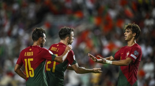 Penyerang timnas Portugal, Diogo Jota (tengah) melakukan selebrasi bersama Ricardo Horta (kiri) dan Joao Felix setelah mencetak gol pada matchday ke-6 Grup J Kualifikasi EURO 2024 antara Portugal vs Luksemburg di stadion Algarve di Almancil, distrik Faro, pada 11 September 2023.Patricia DE MELO MOREIRA / AFP.