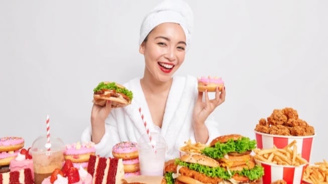 4 Zodiak yang Dikenal Suka Melampiaskan Stres pada Makanan, Kamu Termasuk?