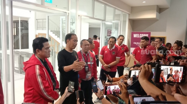 Presiden Joko Widodo (Jokowi) menyaksikan timnas Indonesia U-23 pada kualifikasi Piala Asia 2024 di Stadion Manahan Solo. [Suara.com/Ari Welianto]