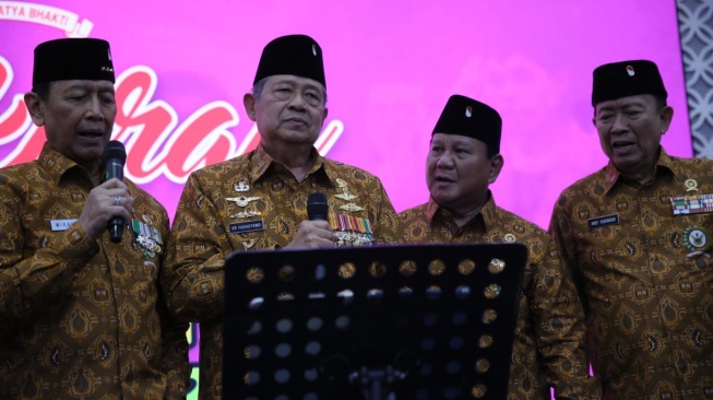 Wirant (kiri), Susilo Bambang Yudhoyono (SBY), Prabowo Subianto nyanyi  di acara ulang tahun ke-64 Pepabri di Wisma Elang Laut, Jakarta Pusat, Selasa (12/9/2023). (Foto dok. Demokrat)