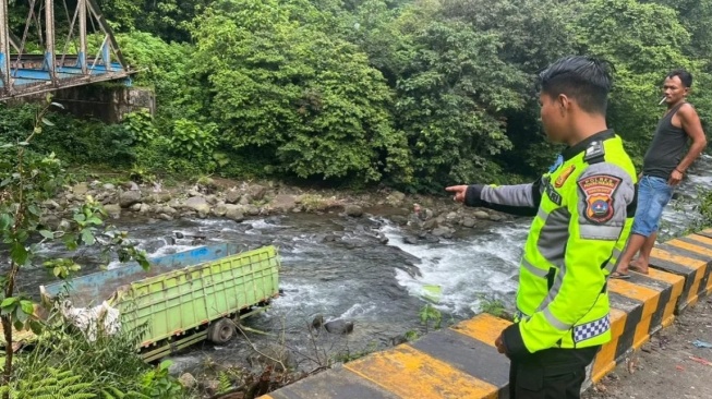 Truk Pakan Ayam Terbalik hingga Masuk Jurang di Lembah Anai, 2 Orang Luka-luka