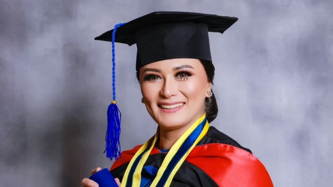 8 Potret Wisuda S2 Tamara Geraldine di Usia 49 Tahun, Langsung Lanjut S3!