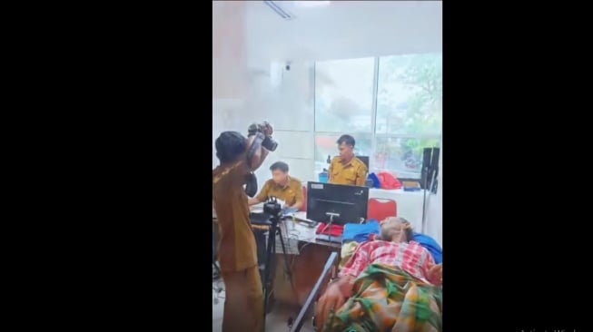 Viral Video Kakek Sakit  Rekam E-KTP Diatas Brankar di Kantor Disdukcapil Bandar Lampung