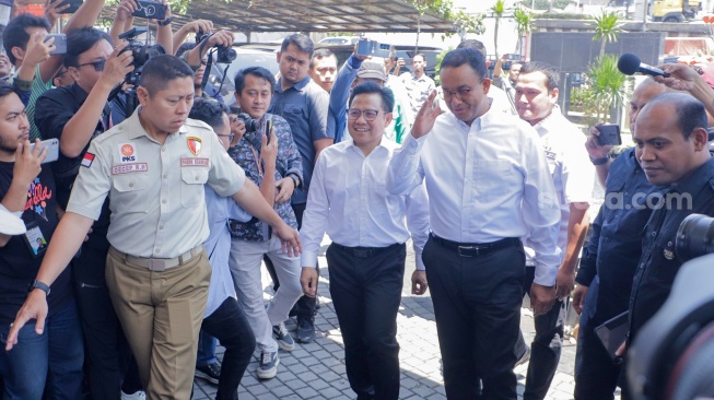 Pasangan Bacapres Anies Baswedan (kanan) dan Bacawapres Muhaimin Iskandar (kiri) saat tiba di DPP PKS, Jakarta, Selasa (12/9/2023). [Suara.com/Alfian Winanto]