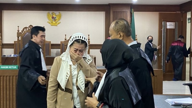 Divonis 5 Tahun Bui, Hasnaeni 'Wanita Emas' Menangis