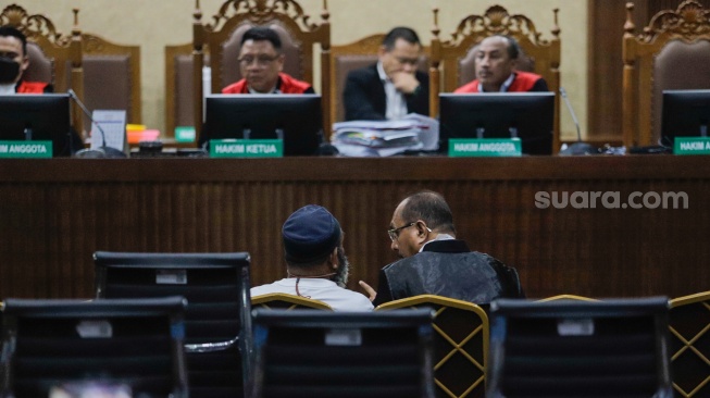 Terdakwa Gubernur Papua nonaktif Lukas Enembe menjalani sidang lanjutan di Pengandilan Tipikor, Jakarta, Rabu (13/9/2023). [Suara.com/Alfian Winanto]