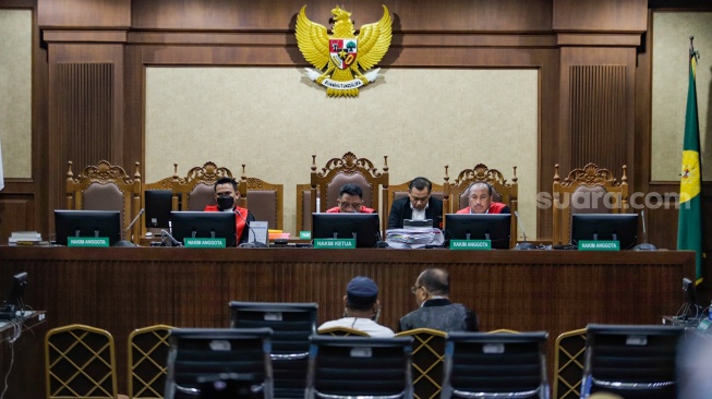 Terdakwa Gubernur Papua nonaktif Lukas Enembe menjalani sidang lanjutan di Pengandilan Tipikor, Jakarta, Rabu (13/9/2023). [Suara.com/Alfian Winanto]