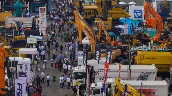 Pengunjung saat mengunjungi pameran Kendaraan alat berat terbesar se-Asia Tenggara bertajuk Indonesia Energy & Engineering (IEE) Series 2023 di JIEXpo Kemayoran, Jakarta, Rabu (13/9/2023). [Suara.com/Alfian Winanto]