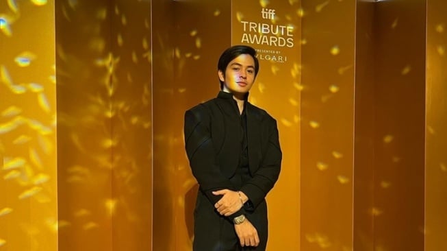 7 Potret Angga Yunanda di TIFF Tribute Awards 2023, Ketemu Sederet Bintang Dunia