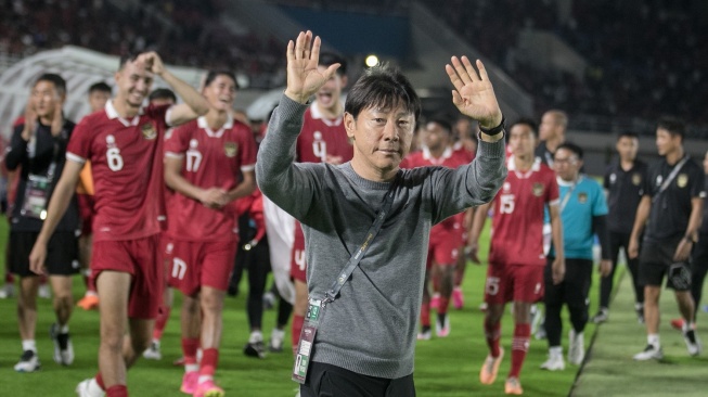 Pelatih Timnas Indonesia Shin Tae-yong melambaikan tangan kepada suporter usai laga melawan Turkmenistan pada laga Grup K Kualifikasi Piala Asia U-23 2024 di Stadion Manahan, Solo, Jawa Tengah, Selasa (12 September 2023).  Timnas U-23 Indonesia menang melawan Turkmenistan 2:0 dan lolos ke final Piala Asia U-23 Qatar 2024. ANTARA PHOTO/Mohammad Ayudha/hp..