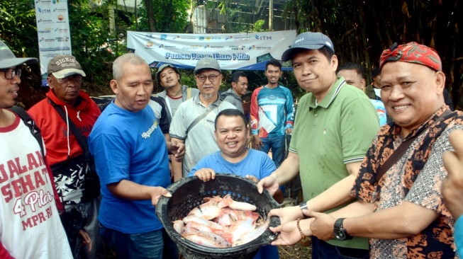 JMI Bagikan Hasil Panen Raya Budidaya Ikan Nila di Bogor