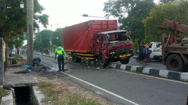 Truk Tronton Terguling di Driyorejo, Muatan Tripleks Tumpah Ruah