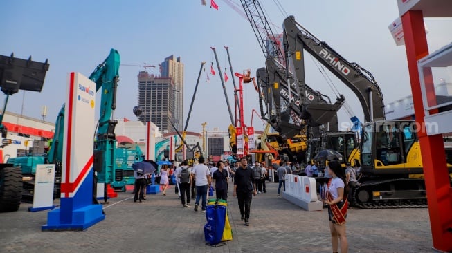 Pengunjung saat mengunjungi pameran Kendaraan alat berat terbesar se-Asia Tenggara bertajuk Indonesia Energy & Engineering (IEE) Series 2023 di JIEXpo Kemayoran, Jakarta, Rabu (13/9/2023). [Suara.com/Alfian Winanto]