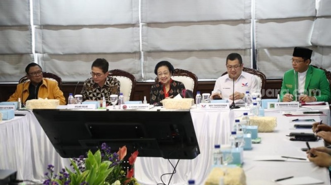 Para ketua umum Partai Politik (Parpol) pengusung Ganjar Pranowo sebagai bakal calon presiden di Pilpres 2024 yakni PDIP, PPP, Hanura, dan Perindo menggelar rapat perdana bersama Tim Pemenangan Nasional (TPN) di Gedung High End MNC, Jakarta Pusat, Rabu (13/9/2023). (Suara.com/Bagaskara)