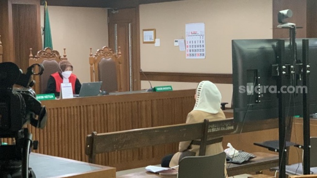 Hasnaeni 'Wanita Emas' menangis saat menjalani sidang vonis kasus korupsi di Pengadilan Tipikor Jakarta. (Suara.com/Rakha)