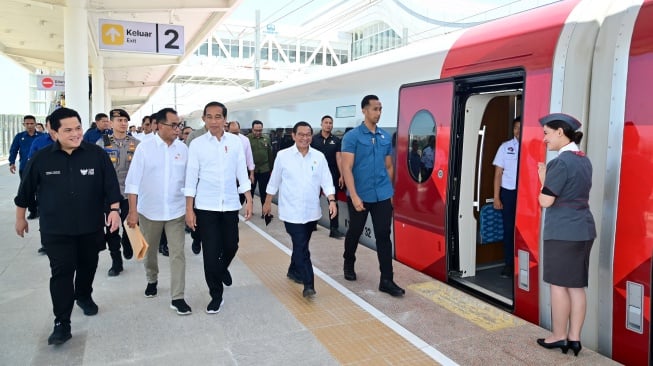 Presiden Joko Widodo atau Jokowi dan Menkomarves Luhut Binsar Pandjaitan, Menhub Budi Karya Sumadi lakukan uji coba Kereta Cepat Jakarta-Bandung dari Stasiun KCJB Halim, Jakarta Timur, Rabu (13/9/2023). [Muchlis Jr - Biro Pers Sekretariat]