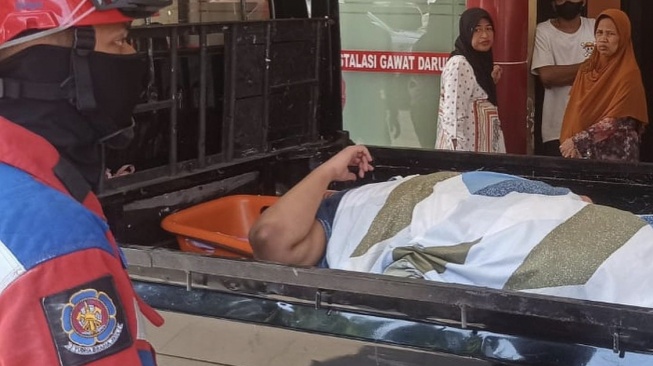 Gegara Terpeleset di Kamar Mandi, Pria Berbobot 200 Kg di Pancoran Terpaksa Dibawa ke RS Pakai Mobil Pikap