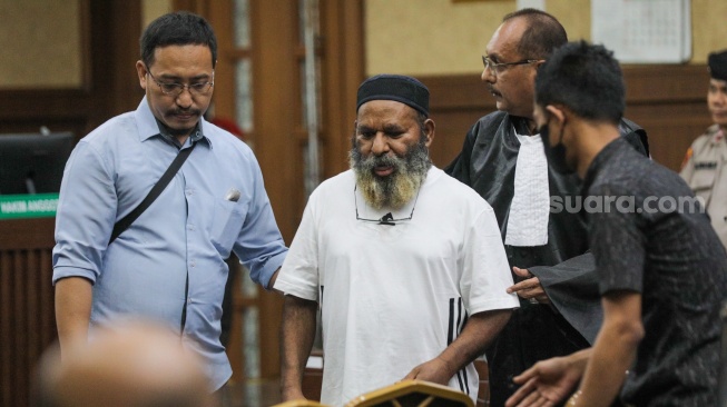 Terdakwa Gubernur Papua nonaktif Lukas Enembe menjalani sidang lanjutan di Pengandilan Tipikor, Jakarta, Rabu (13/9/2023). [Suara.com/Alfian Winanto]