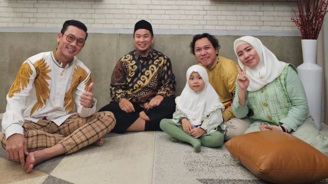 Selebgram cilik Shabira Alula alias Lala bersama kedua orangtuanya berkumpul bareng Denny Sumargo dan Ustaz Muhammad Faizar. [Instagram]