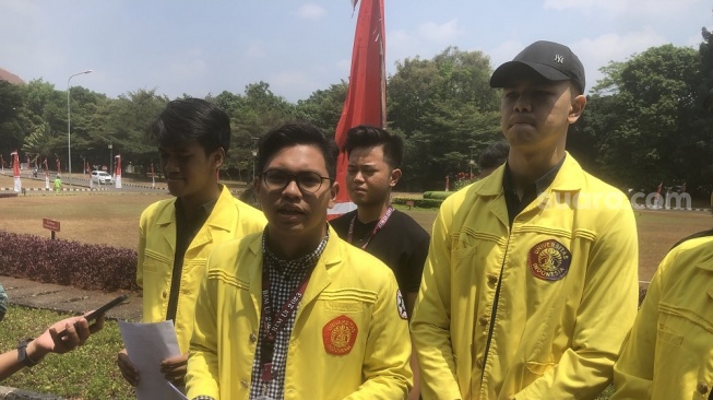 Ketua BEM UI Melki Sedek Huang (tengah). (Suara.com/Dea)