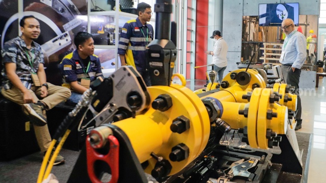 Pengunjung saat mengunjungi pameran Kendaraan alat berat terbesar se-Asia Tenggara bertajuk Indonesia Energy & Engineering (IEE) Series 2023 di JIEXpo Kemayoran, Jakarta, Rabu (13/9/2023). [Suara.com/Alfian Winanto]