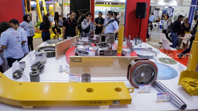 Pengunjung saat mengunjungi pameran Kendaraan alat berat terbesar se-Asia Tenggara bertajuk Indonesia Energy & Engineering (IEE) Series 2023 di JIEXpo Kemayoran, Jakarta, Rabu (13/9/2023). [Suara.com/Alfian Winanto]